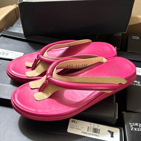 NATURALIZER Lovelle Thong Sandals Women's Shoes in Berry - Picture 6 of 6